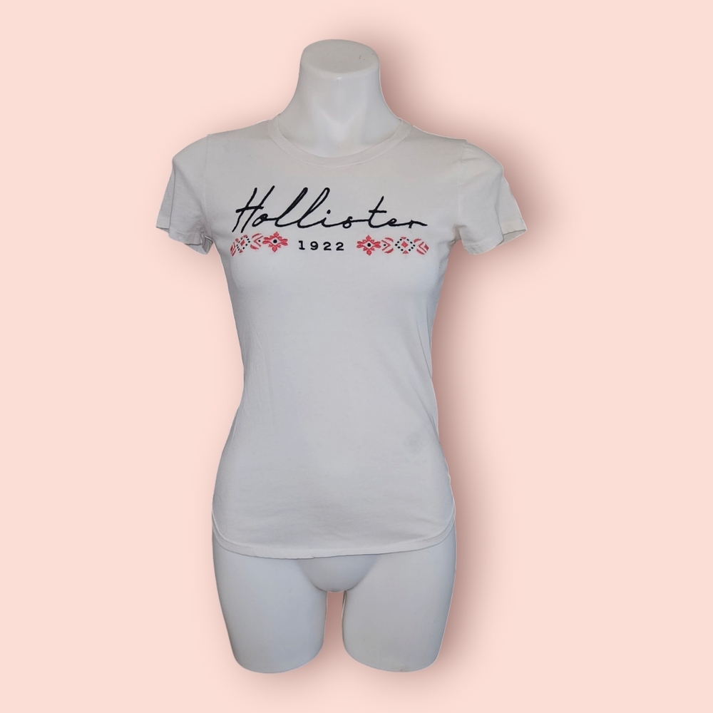 Hollister Women's White Graphic Tee